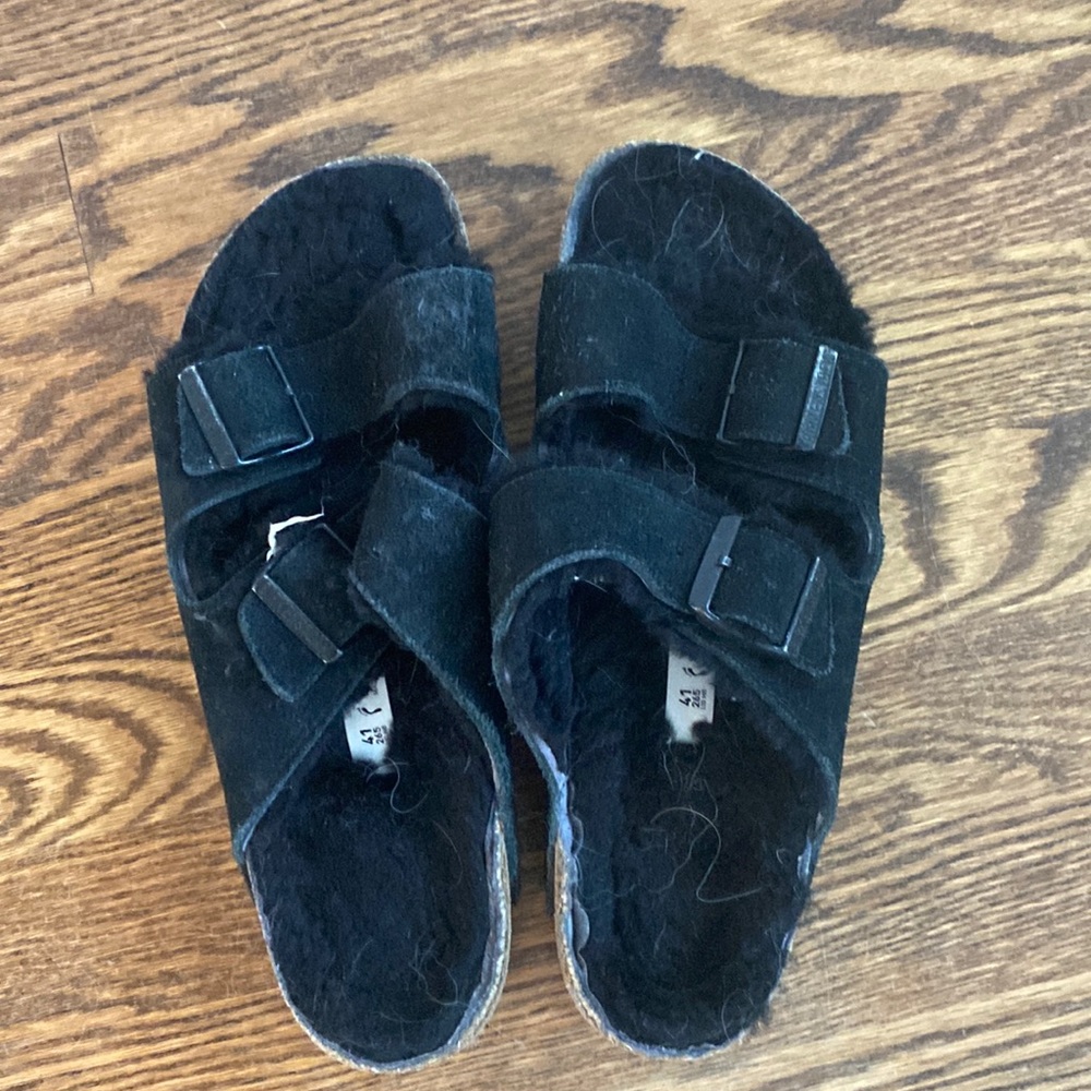 ALL BLACK FLUFFY BIRKENSTOCK